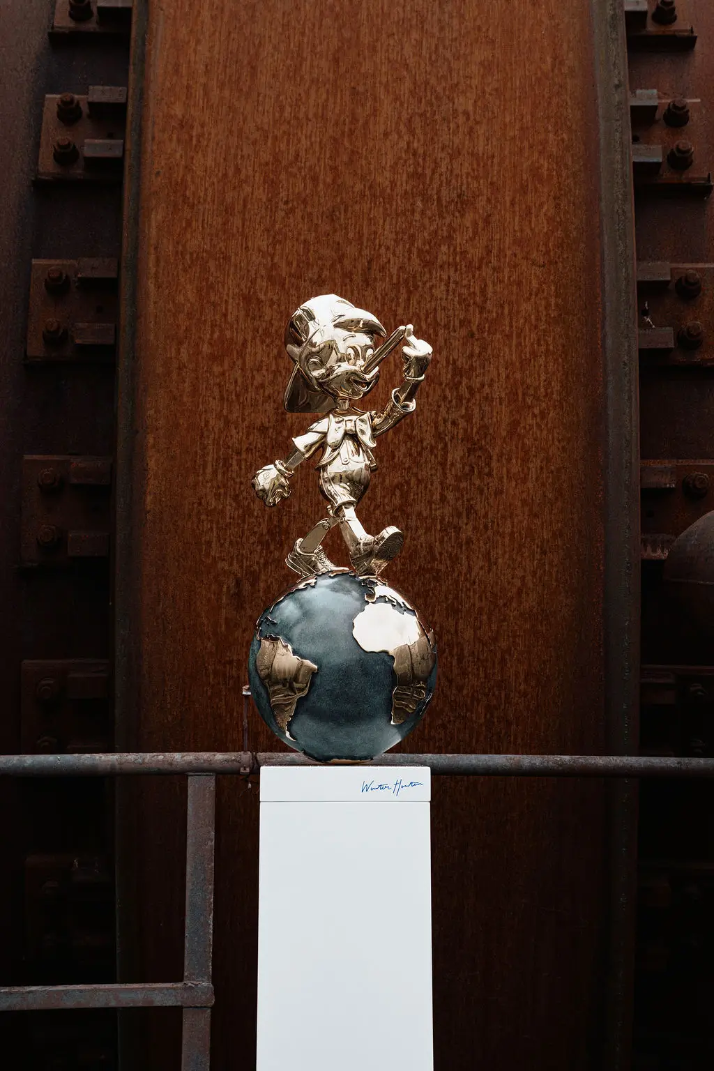 Sculpture Wouter Houten - F*ck the World